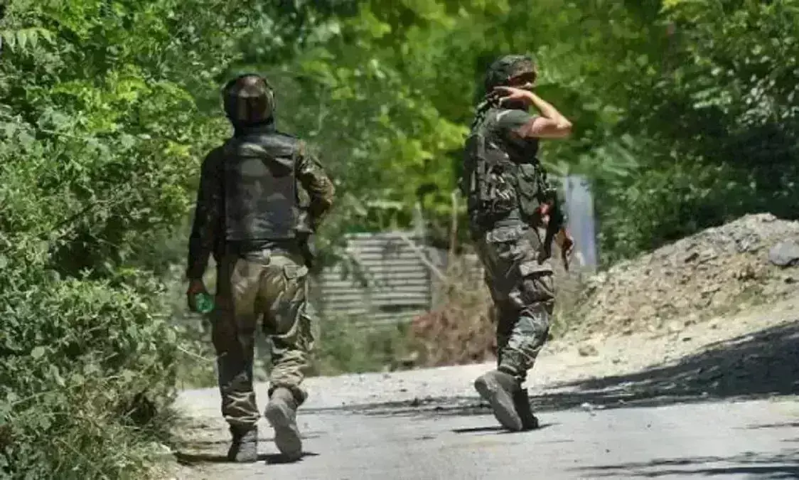 शोपियां में आतंकियों ने सुरक्षाबलों पर फेंके ग्रेनेड, हथियार और गोला बारूद बरामद