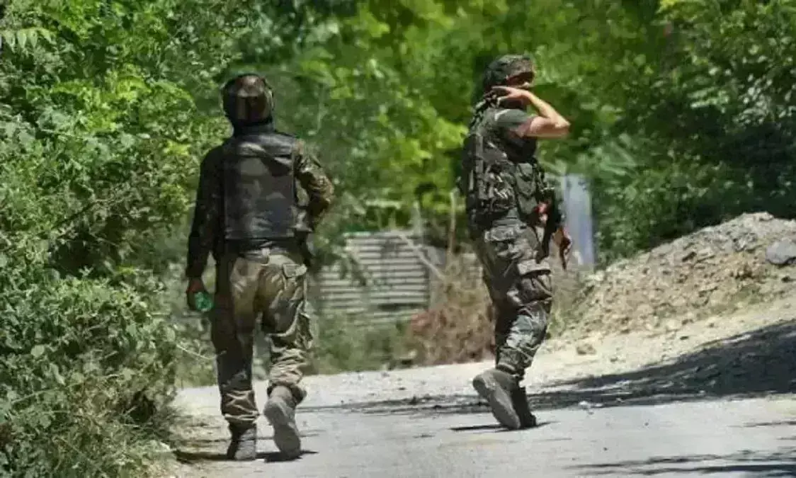 शोपियां में आतंकियों ने सुरक्षाबलों पर फेंके ग्रेनेड, हथियार और गोला बारूद बरामद