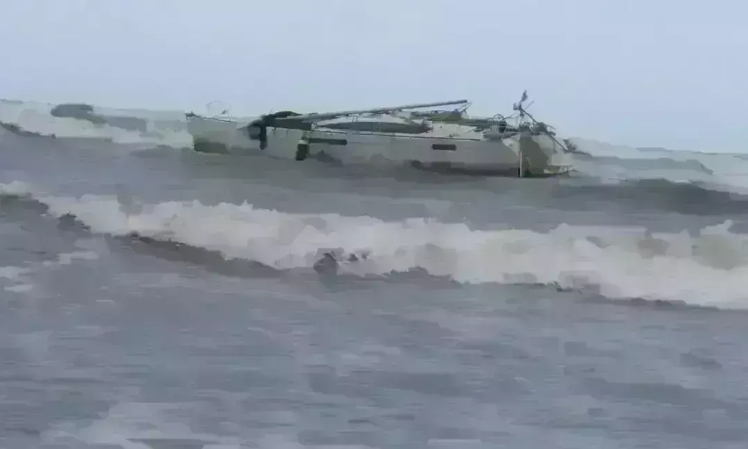 हरिहरेश्वर बीच पर मिली संदिग्ध नाव, भारी मात्रा में हथियार बरामद, हाई अलर्ट जारी