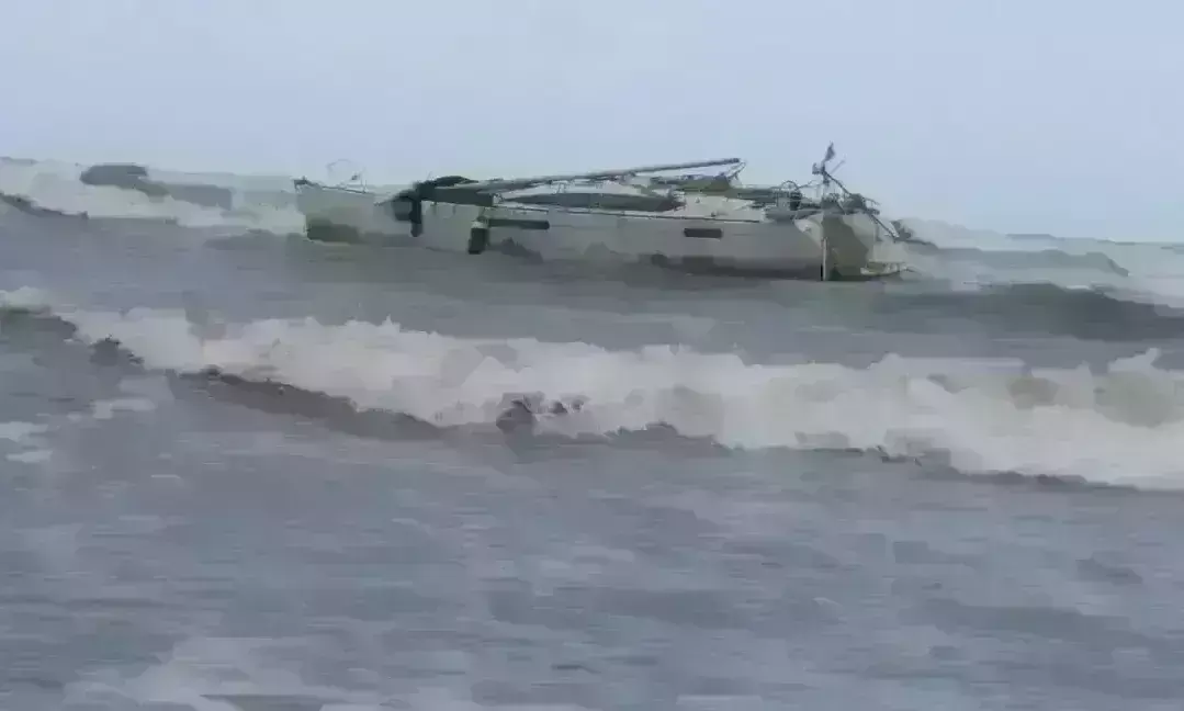 हरिहरेश्वर बीच पर मिली संदिग्ध नाव, भारी मात्रा में हथियार बरामद, हाई अलर्ट जारी