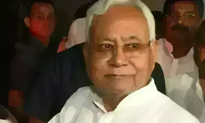 नीतीश कुमार के हेलीकॉप्टर की इमरजेंसी लैंडिंग, आकाश छोड़ सड़क मार्ग से हुए रवाना