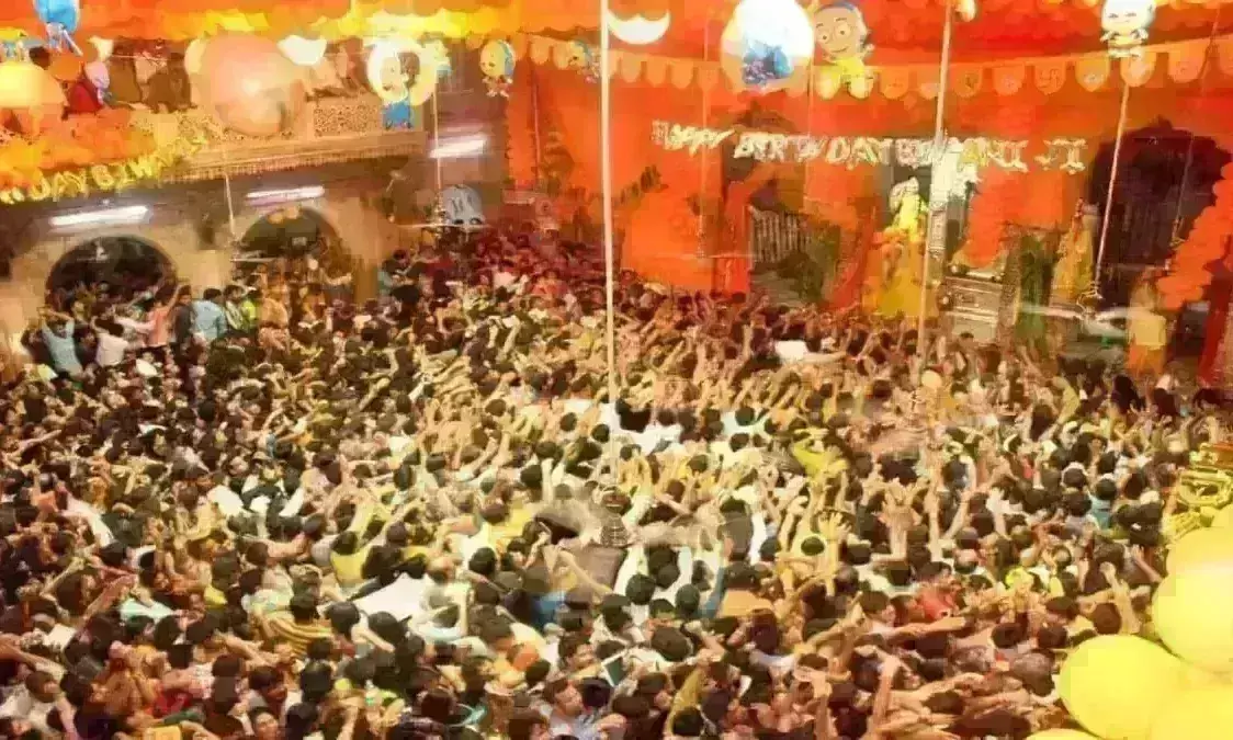 वृंदावन के बांके बिहारी मंदिर में हादसा, दम घुटने से 2 की मौत, 6 घायल