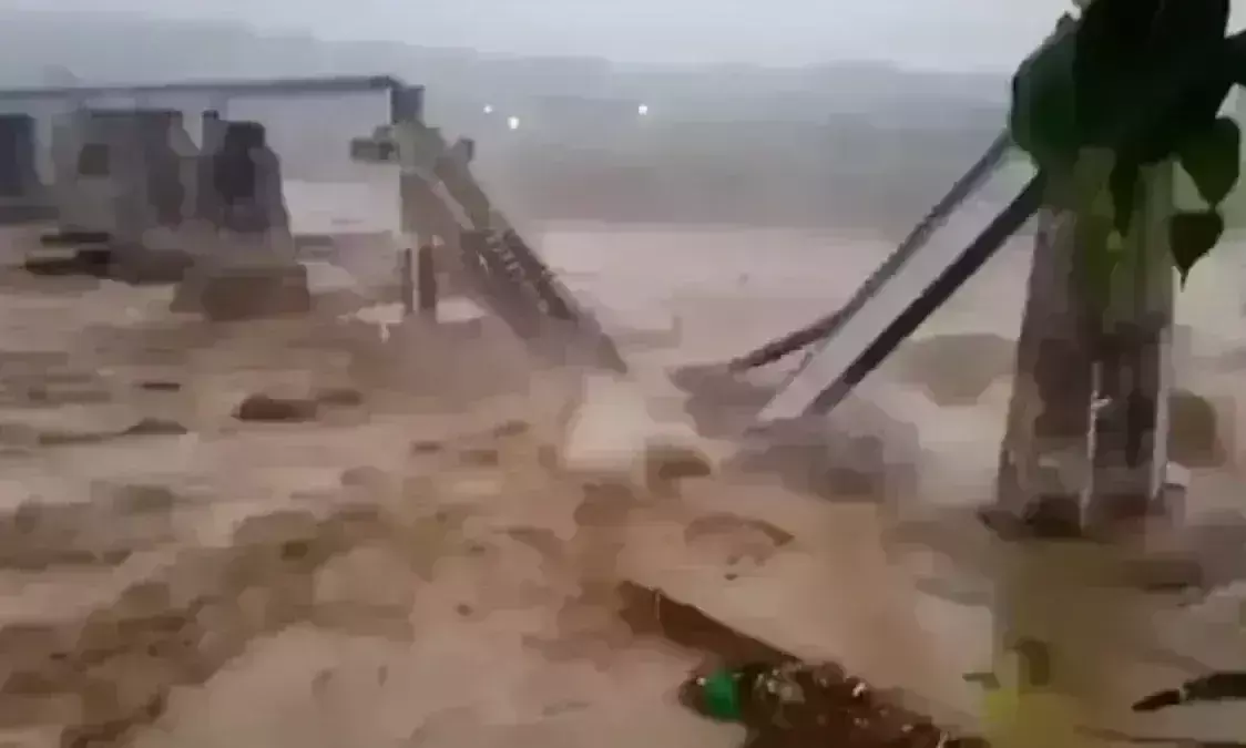 हिमाचल में बारिश का कहर, रेलवे पुल धराशाही, चार लोगों की मौत, 15 लापता हिमाचल में बारिश का कहर, रेलवे पुल धराशाही, चार लोगों की मौत, 15 लापता