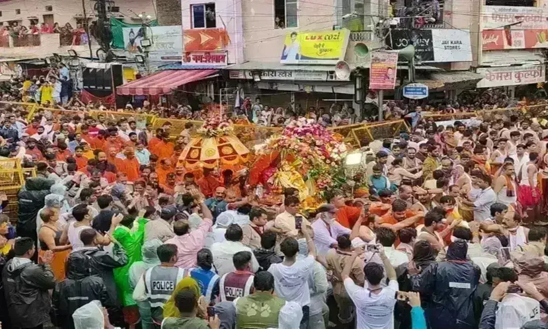 धूमधाम से निकली बाबा महाकाल की शाही सवारी, भक्तों में दिखा उत्साह