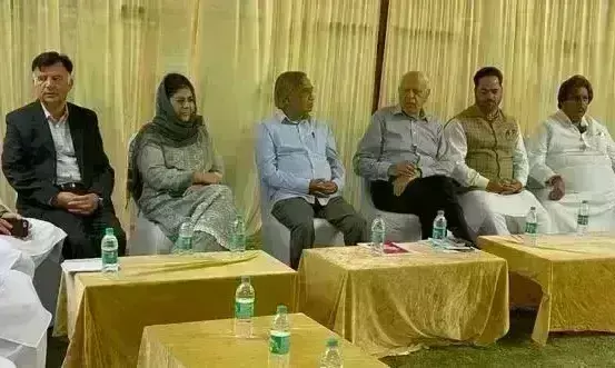 फारूक अब्दुल्ला के आवास पर हुई गुपकार समूह की बैठक, कहा- बाहरी लोगों को मतदान स्वीकार्य नहीं फारूक अब्दुल्ला के आवास पर हुई गुपकार समूह की बैठक, कहा- बाहरी लोगों को मतदान स्वीकार्य नहीं