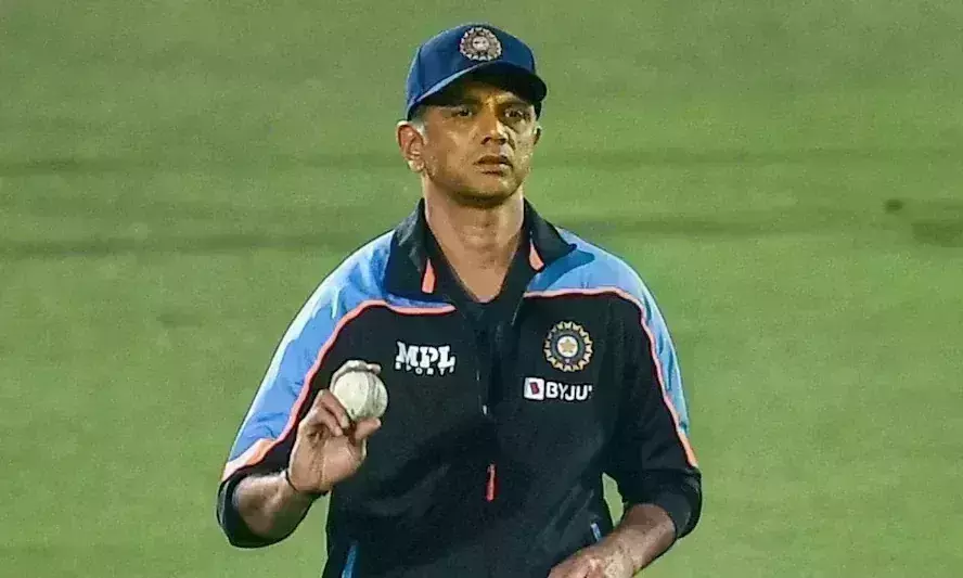 एशिया कप से पहले मुख्य कोच राहुल द्रविड़ कोरोना संक्रमित, जानिए कब जुड़ेंगे टीम के साथ एशिया कप से पहले मुख्य कोच राहुल द्रविड़ कोरोना संक्रमित, जानिए कब जुड़ेंगे टीम के साथ