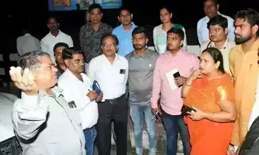 शहर की विद्युत व्यवस्था देखने निकली महापौर, सडक़ों पर मिला अंधेरा शहर की विद्युत व्यवस्था देखने निकली महापौर, सडक़ों पर मिला अंधेरा