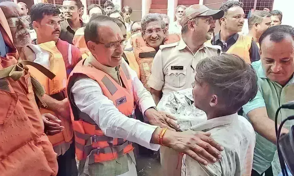 विदिशा में बाढ़ प्रभावित के बीच पहुंचे मुख्यमंत्री, कहा-चिंता न करें संकट से उबारकर ले जाऊंगा