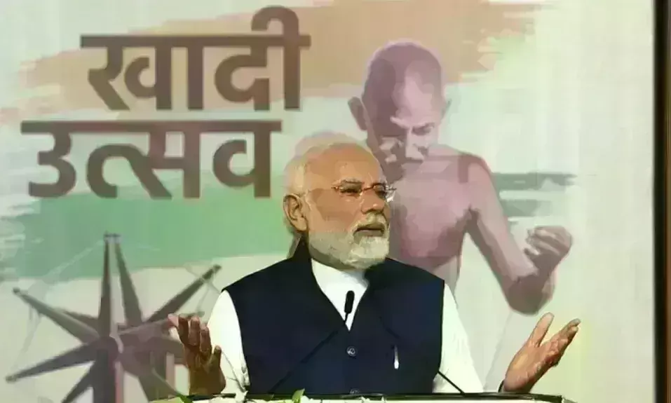 खादी महोत्सव में प्रधानमंत्री ने काता सूत, कहा- लोकल से ग्लोबल होने से कोई शक्ति नहीं रोक सकती