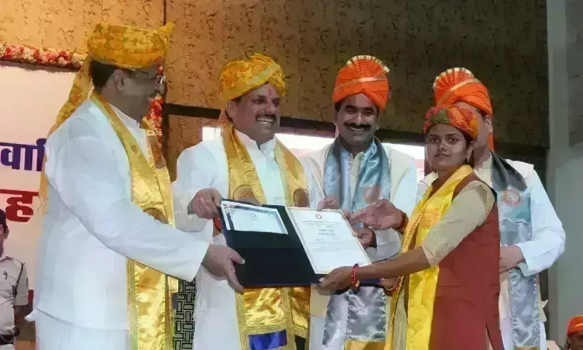 जीवाजी विवि में दीक्षांत समारोह संपन्न, 258 विद्यार्थियों को मिली उपाधियां और स्वर्ण पदक जीवाजी विवि में दीक्षांत समारोह संपन्न, 258 विद्यार्थियों को मिली उपाधियां और स्वर्ण पदक