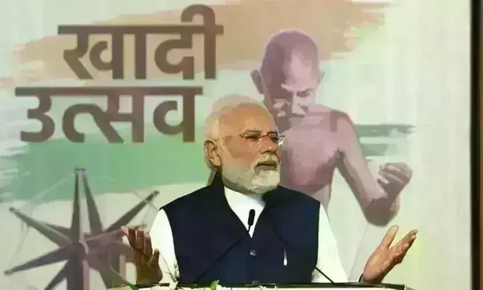 खादी महोत्सव में प्रधानमंत्री ने काता सूत, कहा- लोकल से ग्लोबल होने से कोई शक्ति नहीं रोक सकती