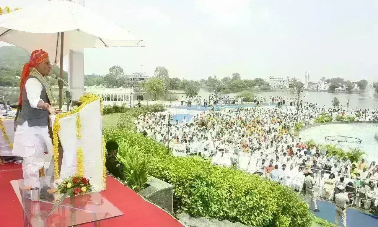 राजनाथ सिंह ने मां पन्नाधाय की मूर्ति का किया अनावरण, कहा- भारत अब सभी चुनौतियों से निपटने में सक्षम राजनाथ सिंह ने मां पन्नाधाय की मूर्ति का किया अनावरण, कहा- भारत अब सभी चुनौतियों से निपटने में सक्षम