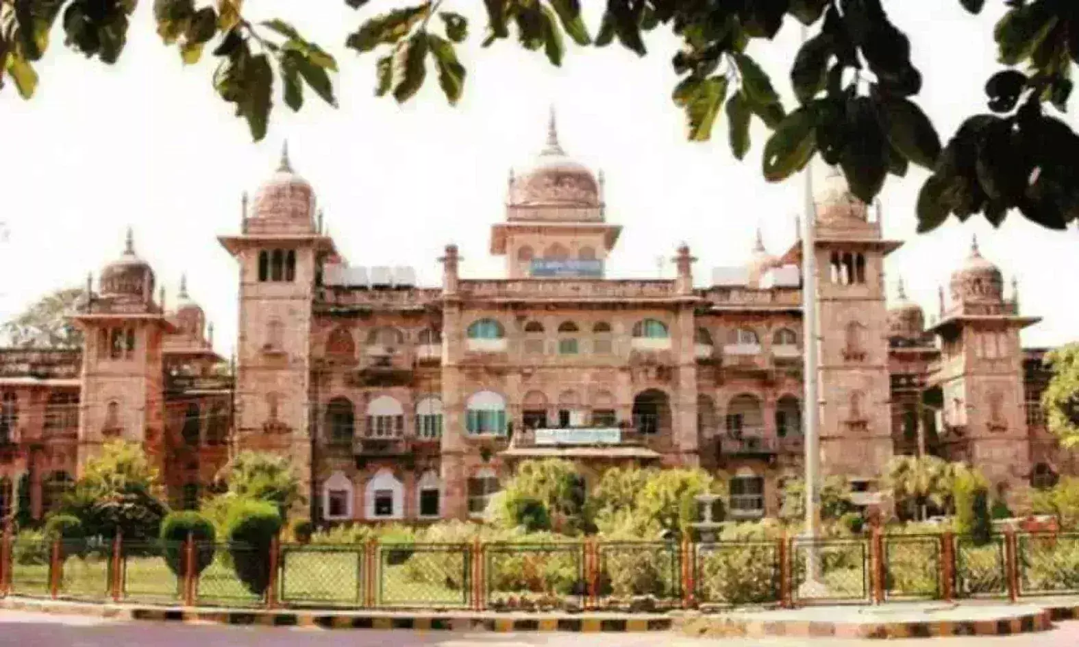 चिकित्सकों की भर्ती नहीं कर रहा शासन, ग्वालियर में पांच डॉक्टर चला रहे न्यूरोसर्जरी विभाग चिकित्सकों की भर्ती नहीं कर रहा शासन, ग्वालियर में पांच डॉक्टर चला रहे न्यूरोसर्जरी विभाग