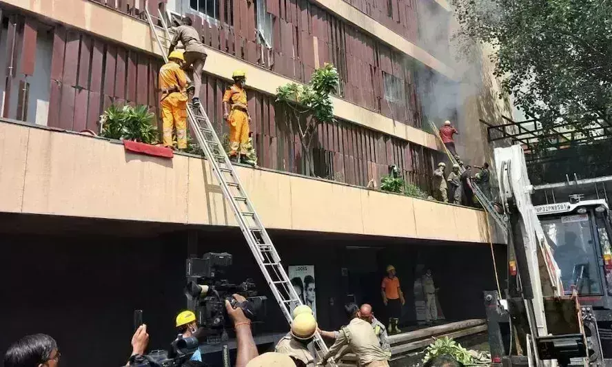 लखनऊ के लेवाना होटल में लगी आग, दो की मौत, कई झुलसे, मुख्यमंत्री ने लिया घायलों का हालचाल