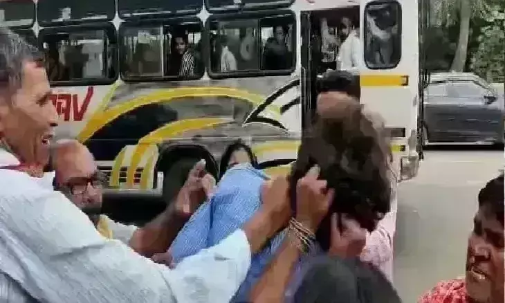 ग्वालियर में दुष्कर्म पीड़िता को जनसुनवाई में धमकाने पहुंचा आरोपी, लोगों ने जमकर की पिटाई ग्वालियर में दुष्कर्म पीड़िता को जनसुनवाई में धमकाने पहुंचा आरोपी, लोगों ने जमकर की पिटाई