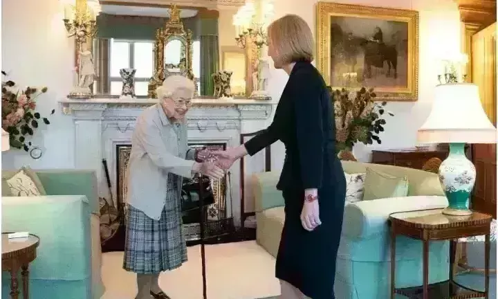 बॉरिस जॉनसन ने दिया इस्तीफा, महारानी ने लीज ट्रस को ब्रिटेन का प्रधानमंत्री किया नियुक्त बॉरिस जॉनसन ने दिया इस्तीफा, महारानी ने लीज ट्रस को ब्रिटेन का प्रधानमंत्री किया नियुक्त