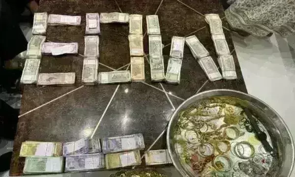 जबलपुर में ईसाई धर्मगुरु के ठिकानों पर EOW का छापा, 1 करोड़ से अधिक की नकदी बरामद जबलपुर में ईसाई धर्मगुरु के ठिकानों पर EOW का छापा, 1 करोड़ से अधिक की नकदी बरामद