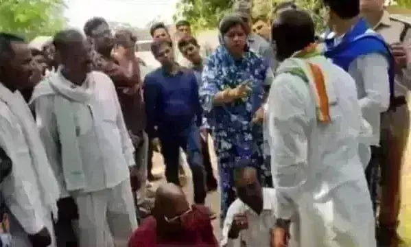 पूर्व मंत्री इमरती देवी कांग्रेस विधायक से भिड़ी, पार्षदों की खरीद फरोख्त को लेकर एक-दूसरे पर लगाए आरोप पूर्व मंत्री इमरती देवी कांग्रेस विधायक से भिड़ी, पार्षदों की खरीद फरोख्त को लेकर एक-दूसरे पर लगाए आरोप