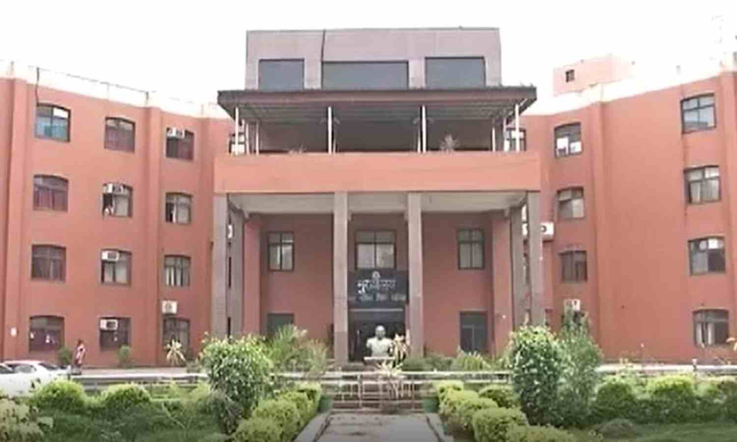 आउटसोर्स कर्मचारी घोटाला : 31 लोगों से एक एक लाख रूपए भर्ती के लिए, छह महीने का वेतन डकार गए आउटसोर्स कर्मचारी घोटाला : 31 लोगों से एक एक लाख रूपए भर्ती के लिए, छह महीने का वेतन डकार गए