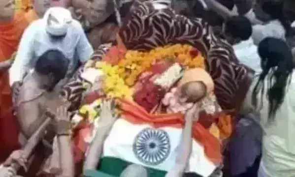 शंकराचार्य स्वरूपानंद सरस्वती को दी गई भू समाधि, अंतिम दर्शन के लिए उमड़ी भीड़