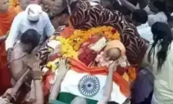शंकराचार्य स्वरूपानंद सरस्वती को दी गई भू समाधि, अंतिम दर्शन के लिए उमड़ी भीड़