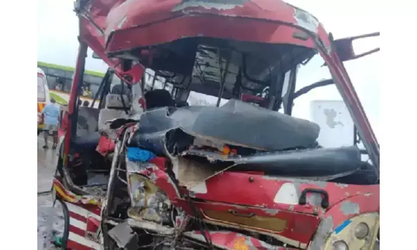 ग्वालियर-भिंड रोड पर बस-ट्रक की भिड़ंत, 30 से अधिक यात्री घायल, चालक मौके से फरार ग्वालियर-भिंड रोड पर बस-ट्रक की भिड़ंत, 30 से अधिक यात्री घायल, चालक मौके से फरार