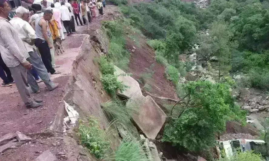 जम्मू - कश्मीर में बड़ा हादसा, 11 लोगों की मौत, कई घायल, सेना बचाव अभियान में जुटी