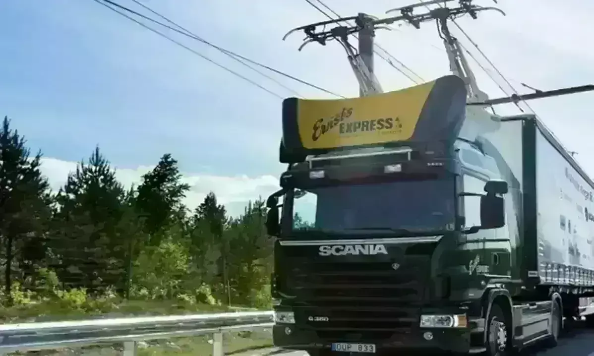 2023 से हाईवे पर पेट्रोल और डीजल के साथ-साथ बिजली से दौड़ेंगी गाड़ियां, ट्रेन की तरह चलेंगे वाहन 2023 से हाईवे पर पेट्रोल और डीजल के साथ-साथ बिजली से दौड़ेंगी गाड़ियां, ट्रेन की तरह चलेंगे वाहन