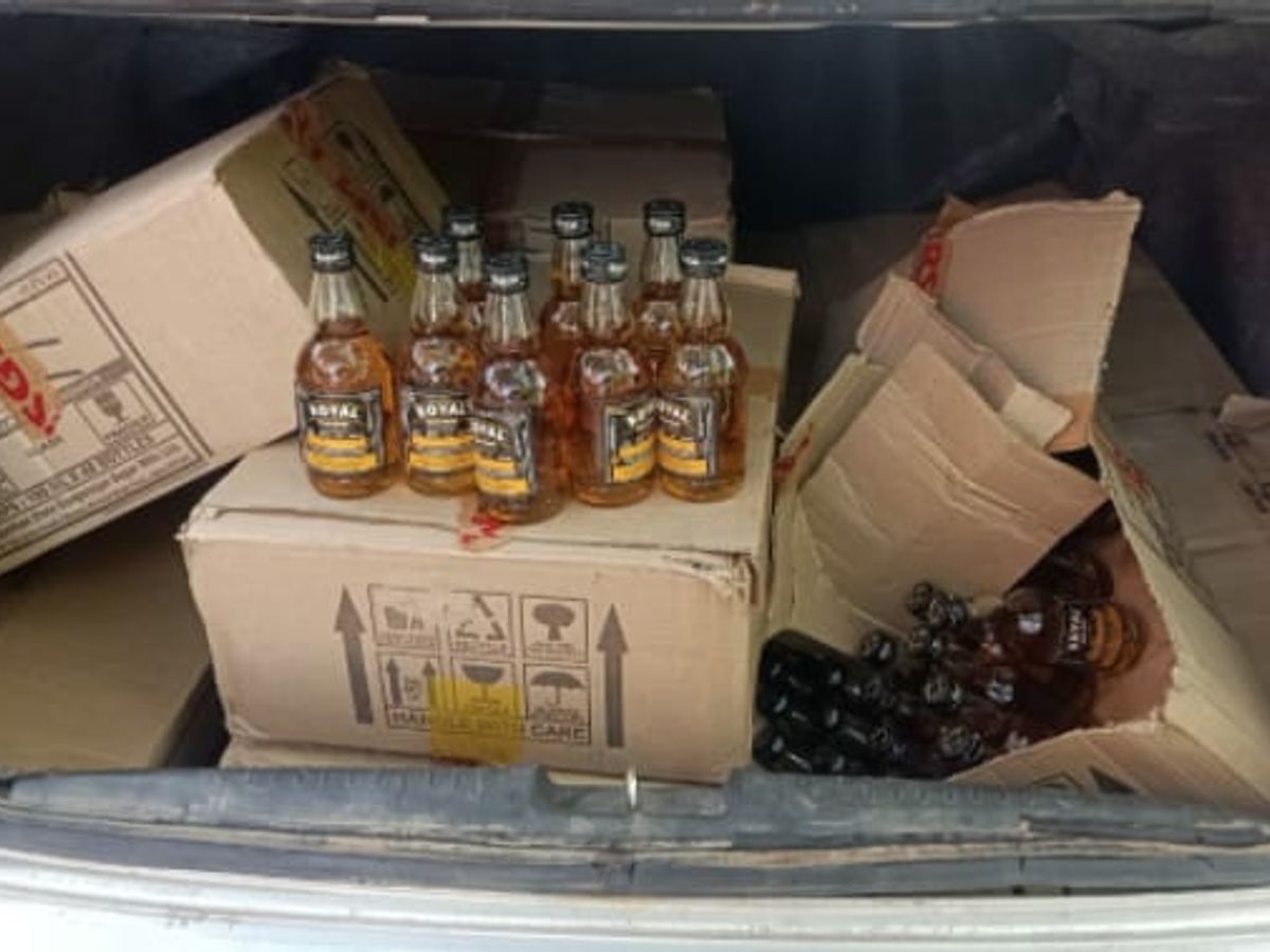 जबलपुर में कार से एक हजार पाव देशी अवैध शराब जप्त, आरोपित फरार