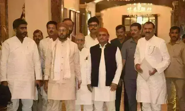 सदन की कार्यवाही शुरू होते ही सपा के सदस्यों ने किया हंगामा सदन की कार्यवाही शुरू होते ही सपा के सदस्यों ने किया हंगामा