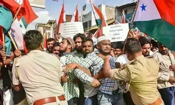 केरल में PFI का प्रदर्शन हुआ हिंसक, कई स्थानों पर की आगजनी-बमबारी और तोड़फोड़ केरल में PFI का प्रदर्शन हुआ हिंसक, कई स्थानों पर की आगजनी-बमबारी और तोड़फोड़