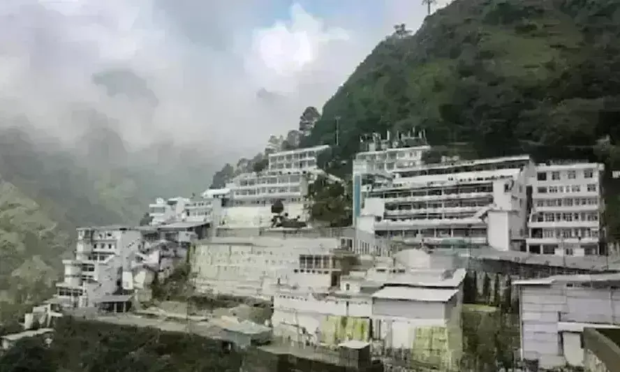 नवरात्रि के पहले दिन वैष्णो देवी मंदिर में उमड़ी भीड़,बड़ी संख्या में पहुंचे श्रद्धालु