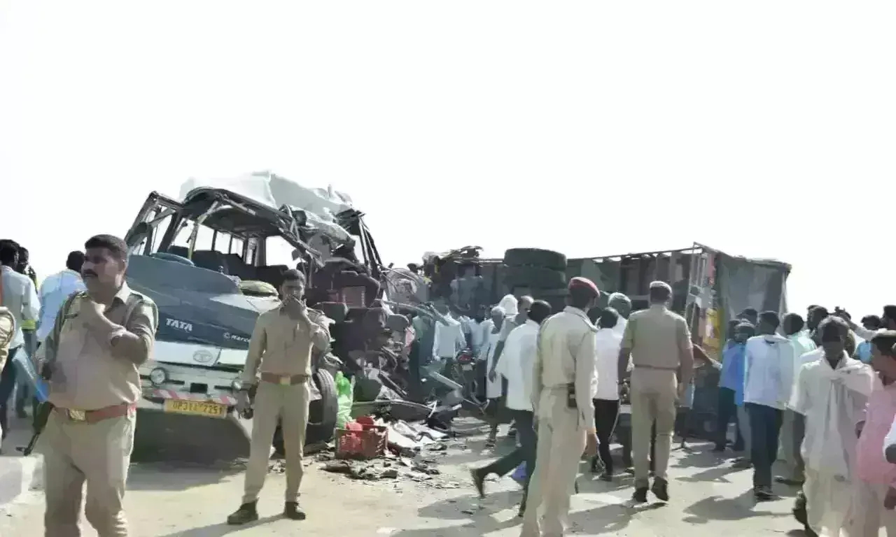 लखीमपुर खीरी में भयानक सड़क हादसा, बस और ट्रक में हुई भिड़ंत, 10 की मौत