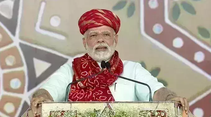 प्रधानमंत्री मोदी ने भावनगर में किया रोड शो, उमड़ा जनसैलाब, कहा - हमने विज्ञापनों पर पैसा बहाये बिना किया विकास
