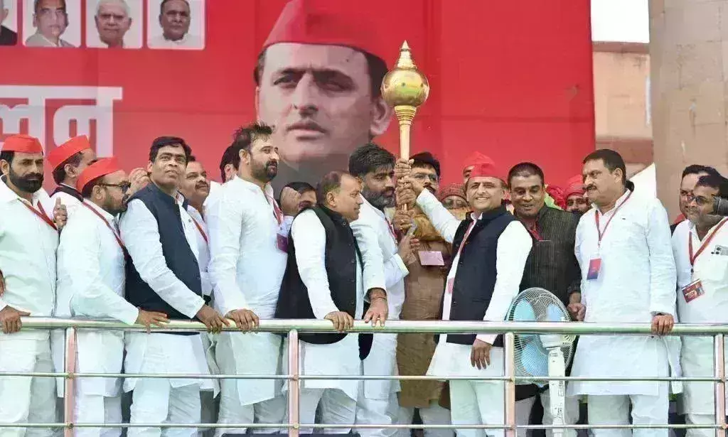 अखिलेश यादव तीसरी बार बने समाजवादी पार्टी के राष्ट्रीय अध्यक्ष, स्थापना के बाद से परिवार का कब्जा अखिलेश यादव तीसरी बार बने समाजवादी पार्टी के राष्ट्रीय अध्यक्ष, स्थापना के बाद से परिवार का कब्जा