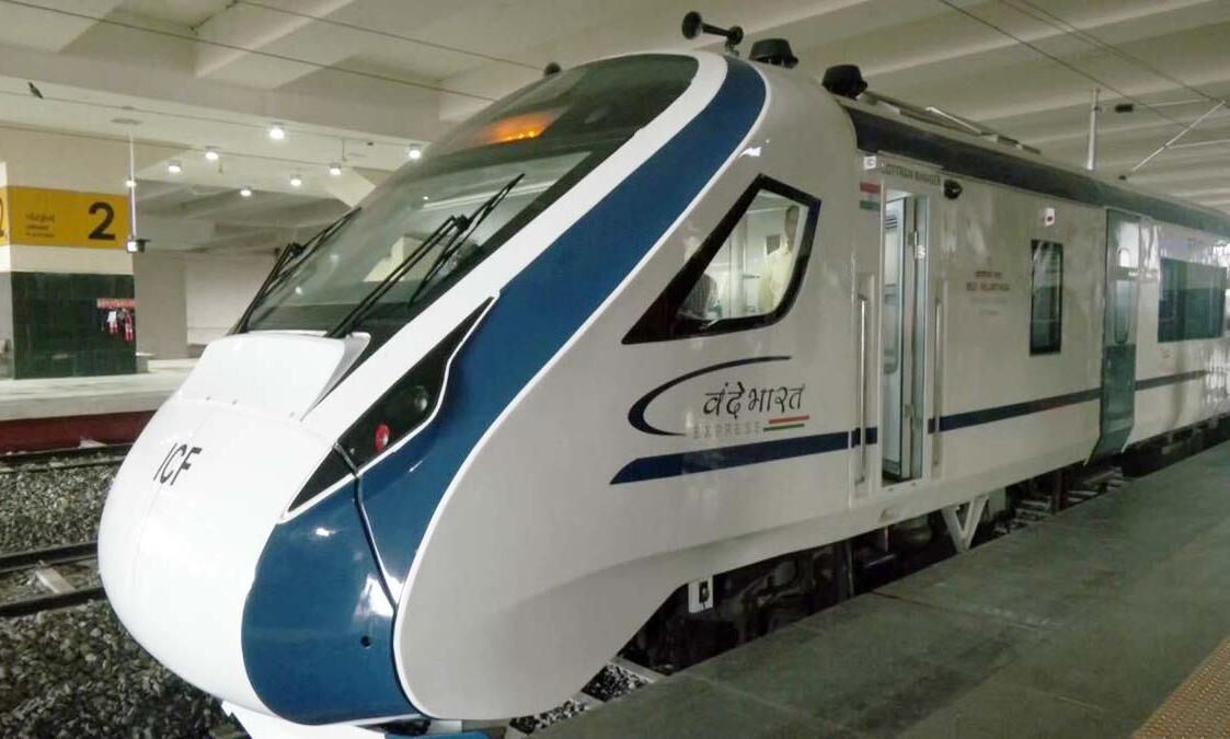 प्रधानमंत्री ने तीसरी वंदे भारत ट्रेन राष्ट्र को समर्पित की, दिखाई हरी झंडी