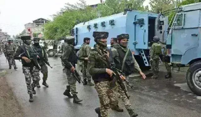 शोपियां मुठभेड़ में सुरक्षाबलों को मिली सफलता, लश्कर-ए-तैयबा का एक आतंकी ढेर शोपियां मुठभेड़ में सुरक्षाबलों को मिली सफलता, लश्कर-ए-तैयबा का एक आतंकी ढेर