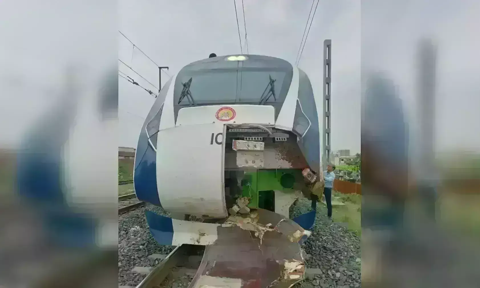 वंदे भारत ट्रेन का भीषण एक्सीडेंट, इंजन का बाहरी हिस्सा हुआ क्षतिग्रस्त वंदे भारत ट्रेन का भीषण एक्सीडेंट, इंजन का बाहरी हिस्सा हुआ क्षतिग्रस्त