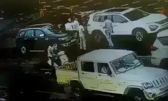 मुरैना के कांग्रेस विधायक ने सड़क पर दिखाई दबंगई, कार टकराने पर दूसरे कार ड्राइवर को पीटा