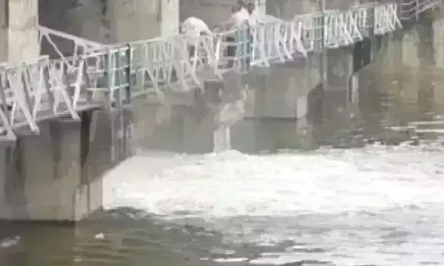 तिघरा में दोपहर फिर खोला एक गेट, भीड़ के चलते सुरक्षा बढ़ी