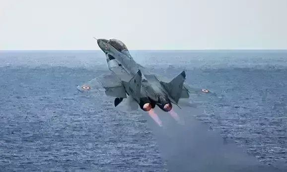 नौसेना का लड़ाकू विमान मिग-29 क्रैश, पायलट ने कूदकर बचाई जान