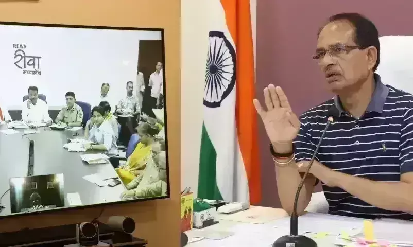 मुख्यमंत्री चौहान की अधिकारीयों को दो टूक, कहा- गरीब का पैसा खाने वालों को सेवा में रहने का अधिकार नहीं मुख्यमंत्री चौहान की अधिकारीयों को दो टूक, कहा- गरीब का पैसा खाने वालों को सेवा में रहने का अधिकार नहीं