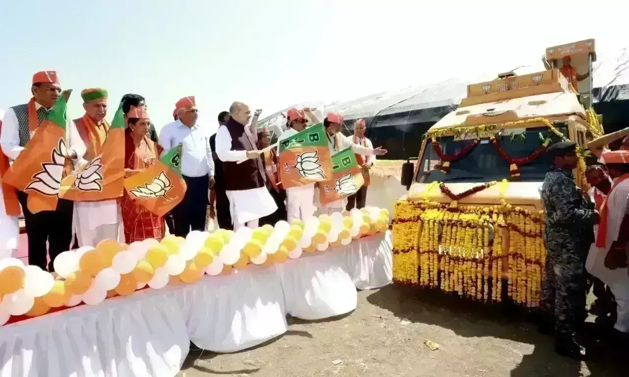 गृहमंत्री शाह ने भाजपा की गौरव यात्रा को दिखाई हरी झंडी, कहा-  नेहरू की धारा-370 कश्मीर समस्या के लिए जिम्मेदार