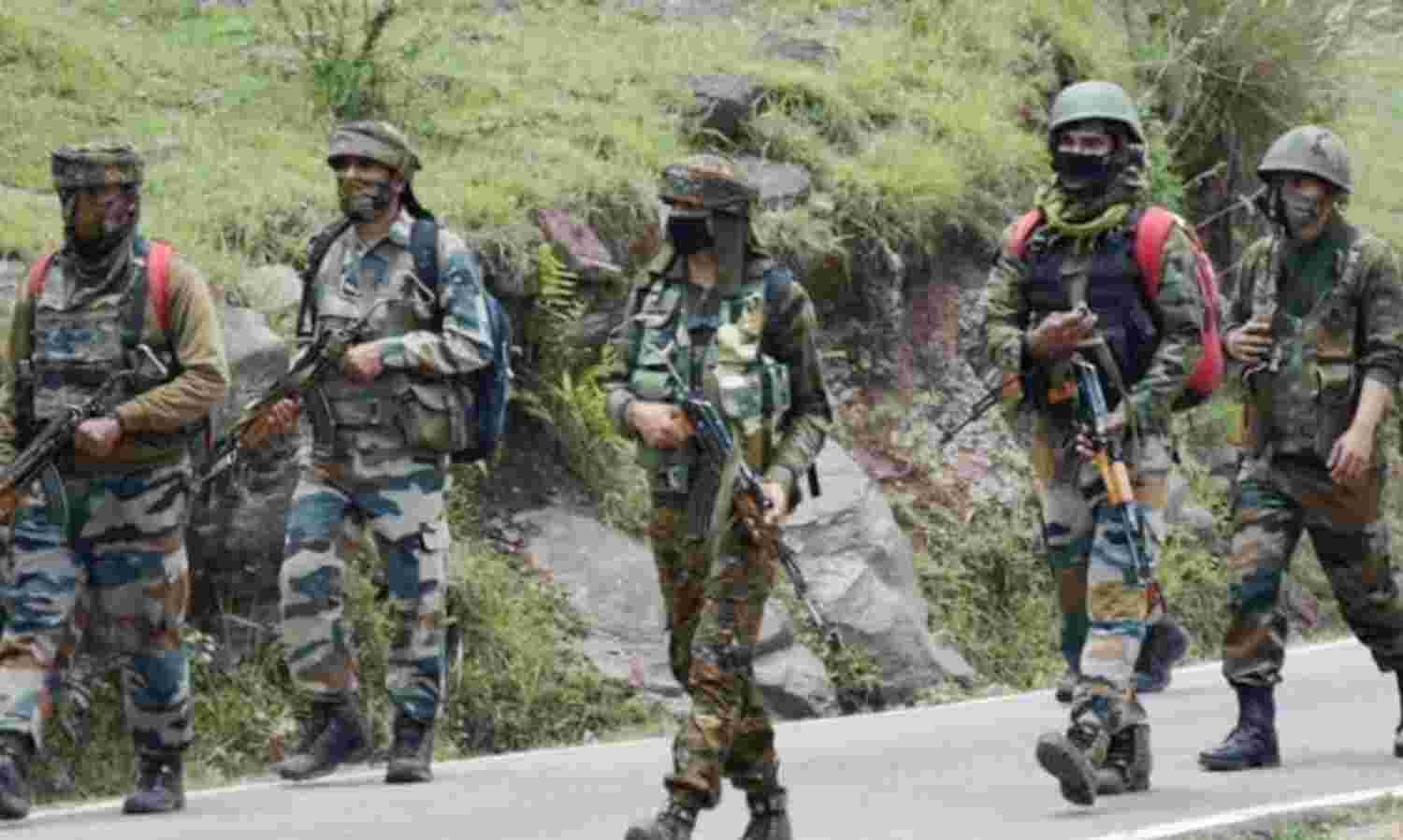 जम्मू-कश्मीर में आतंकियों के पांच मददगार कर्मचारी निलंबित, पढ़िए कैसे कर रहे थे गद्दारी