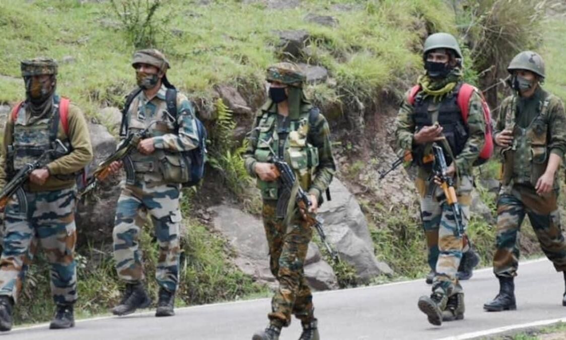 जम्मू-कश्मीर में आतंकियों के पांच मददगार कर्मचारी निलंबित, पढ़िए कैसे कर रहे थे गद्दारी