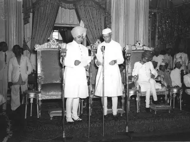 जयविलास पैलेस में जीवाजी राव माधवराव के साथ जवाहरलाल नेहरू जयविलास पैलेस में जीवाजी राव माधवराव के साथ जवाहरलाल नेहरू