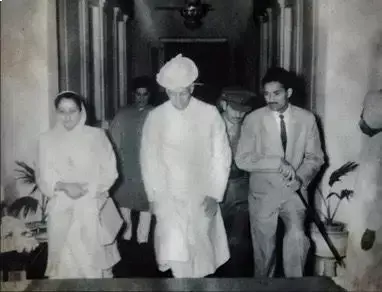 जयविलास पैलेस में राजमाता विजयाराजे सिंधिया और पूर्व राष्ट्रपति सर्वपल्ली राधाकृष्णन जयविलास पैलेस में राजमाता विजयाराजे सिंधिया और पूर्व राष्ट्रपति सर्वपल्ली राधाकृष्णन