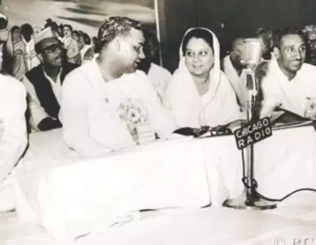 जयविलास पैलेस में पूर्व प्रधानमंत्री अटल बिहारी वाजपेयी और राजमाता विजयाराजे सिंधिया जयविलास पैलेस में पूर्व प्रधानमंत्री अटल बिहारी वाजपेयी और राजमाता विजयाराजे सिंधिया