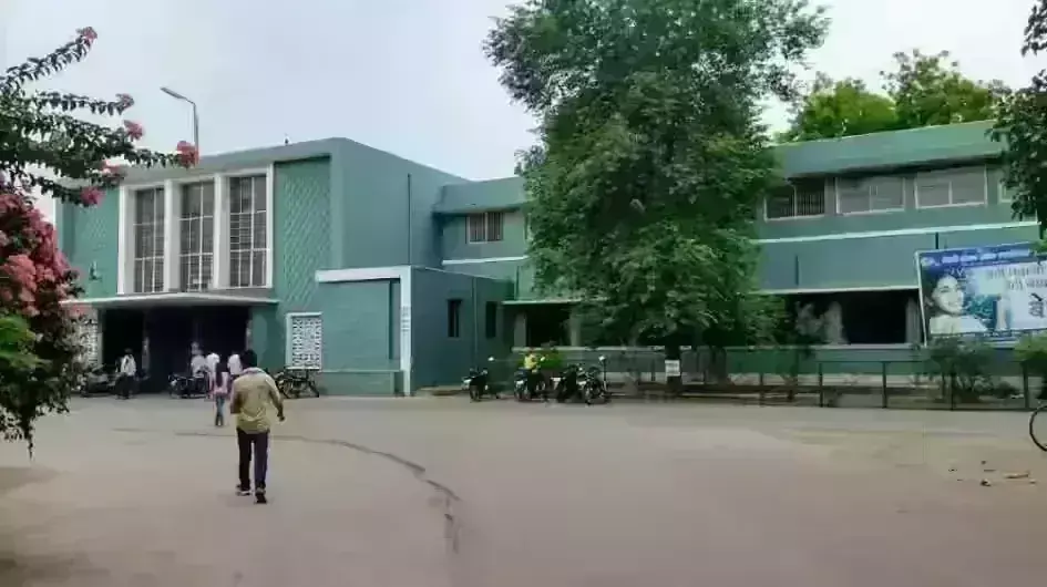 जयारोग्य चिकित्सालय में पर्चे पर लिखीं हिंदी में दवाएं, सीएम के आग्रह पर ऊं हरि लिख कर की शुरूआत जयारोग्य चिकित्सालय में पर्चे पर लिखीं हिंदी में दवाएं, सीएम के आग्रह पर ऊं हरि लिख कर की शुरूआत