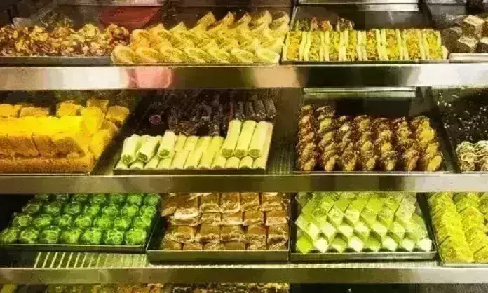 त्योहार नजदीक आते ही सक्रिय हुए मिलावट खोर, ग्वालियर की कई दुकानों पर खाद्य विभाग ने डाले छापे त्योहार नजदीक आते ही सक्रिय हुए मिलावट खोर, ग्वालियर की कई दुकानों पर खाद्य विभाग ने डाले छापे